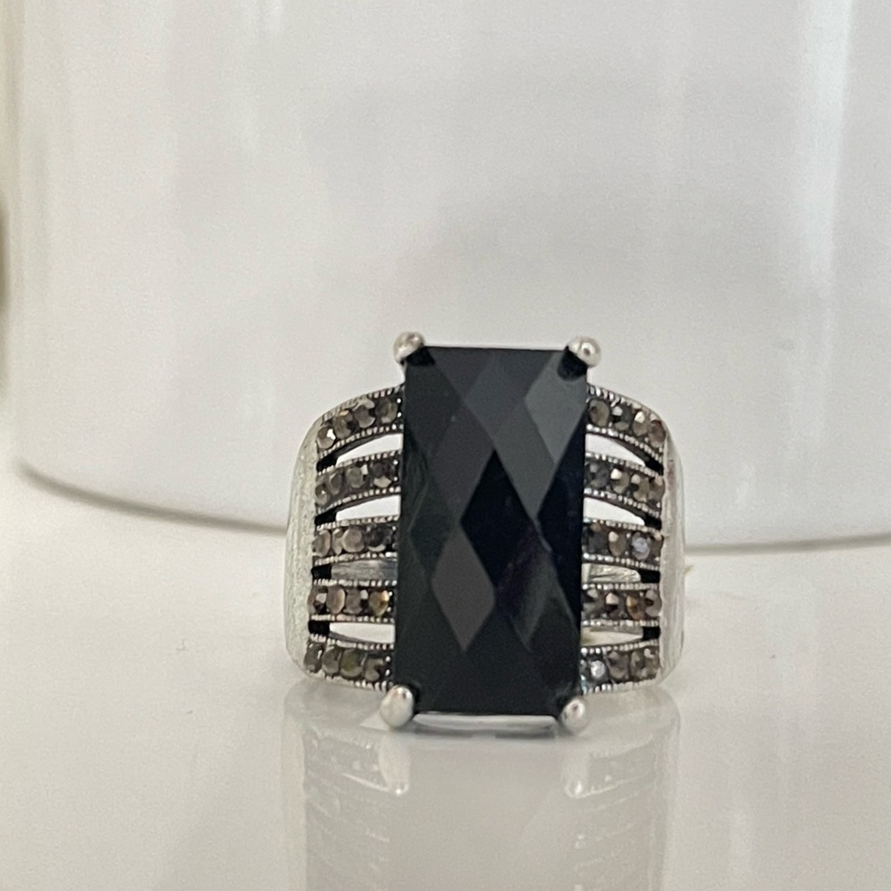 Elegant black and light purple rhinestones very beautiful rich ring ☺️